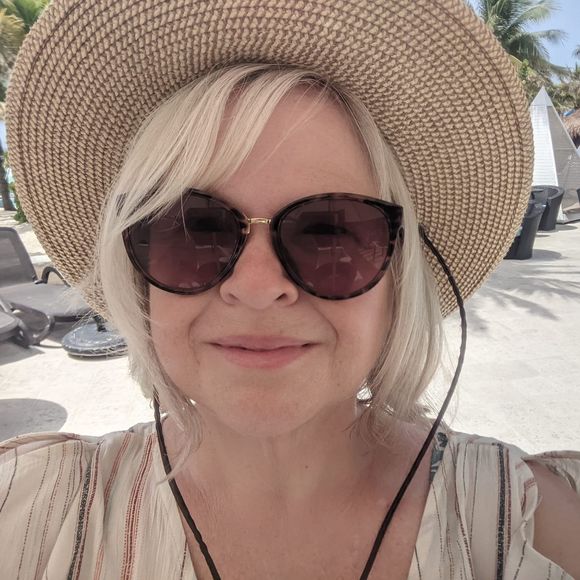 Meet your Posher, Dianne - Picture 1 of 1